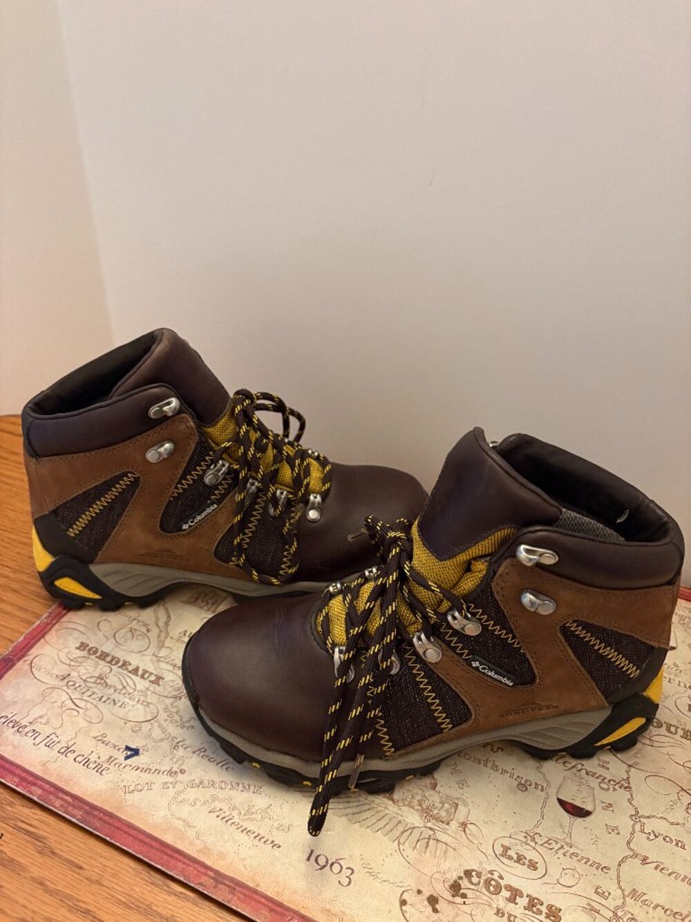 Columbia Techlite Hiking Boots Size 7 - CAD $60